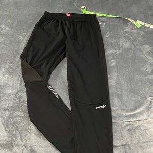Saucony Women’s Black Joggers with Windstop fabric on front panel- XS